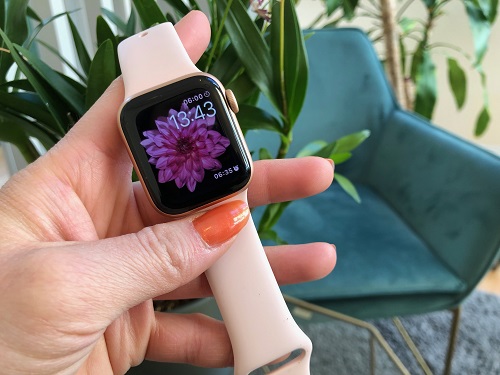 Apple Watch Series 4 är en smart klocka med tydlig hälsoprägel, fulltankad med smarta funktioner för att ge dig ett smartare och friskare liv.  Foto: Shutterstock